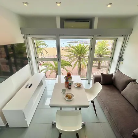 Beachfront Stunning Views דירה *