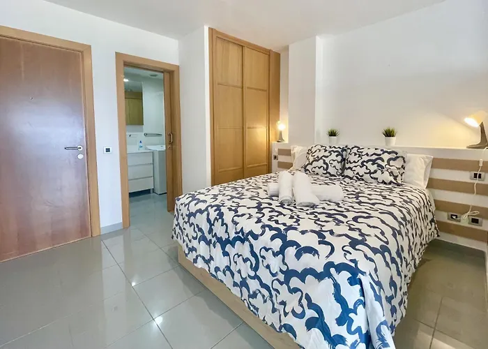 Апартаменти Beachfront Stunning Views *