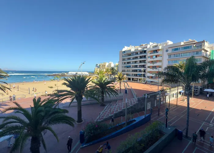 Beachfront Stunning Views Апартаменти